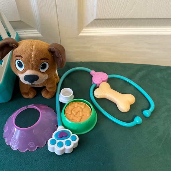 Doc McStuffins on the go pet carrier, dog and 5 additional pieces - Picture 3 of 4